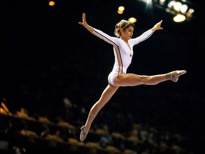 La gimnasta rumana Nadia Comanecci de 14 años en los juegos Olímpicos de Montreal